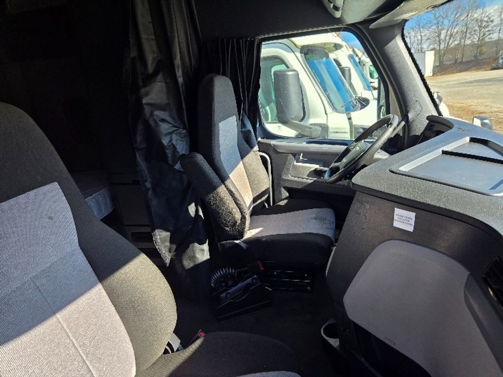 Sleeper Tractor-Heavy Duty Tractors-Freightliner-2020-T12664ST-Villa Rica-GA-580,182\n\t\tmiles-$ 50,750 - Image 15