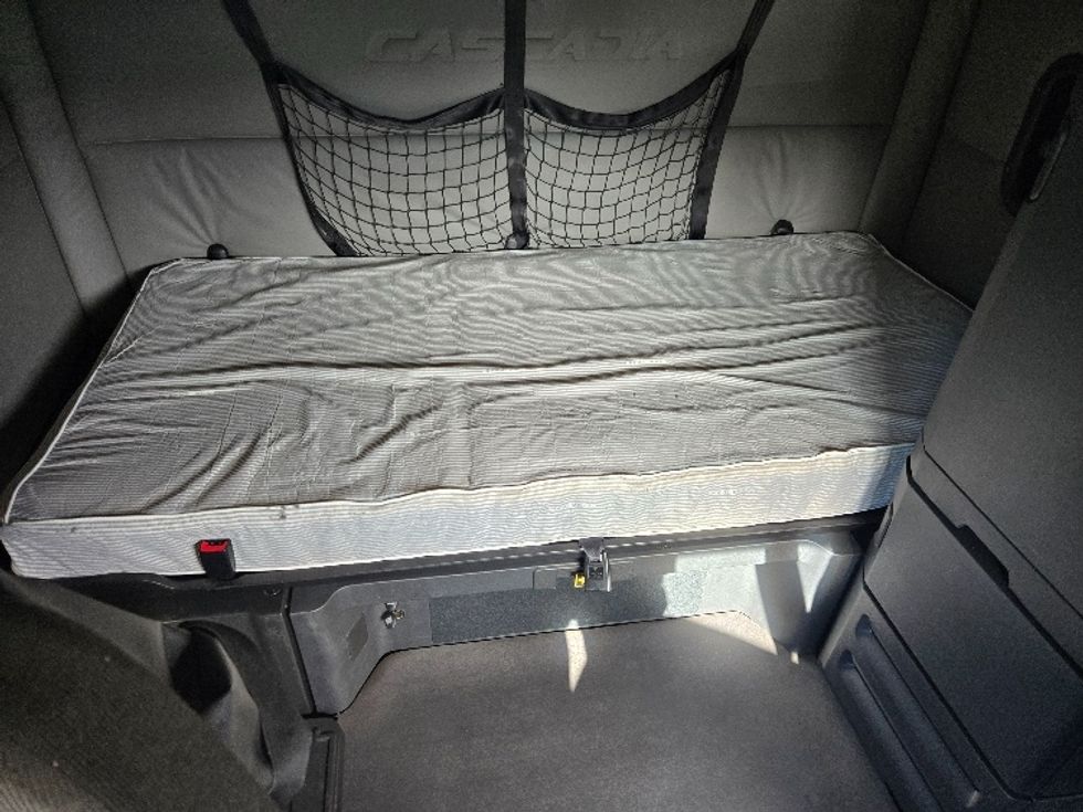 Sleeper Tractor-Heavy Duty Tractors-Freightliner-2020-T12664ST-Villa Rica-GA-580,182\n\t\tmiles-$ 50,750 - Image 16