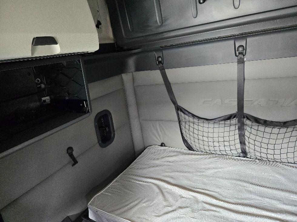 Sleeper Tractor-Heavy Duty Tractors-Freightliner-2020-T12664ST-Villa Rica-GA-580,182\n\t\tmiles-$ 50,750 - Image 18