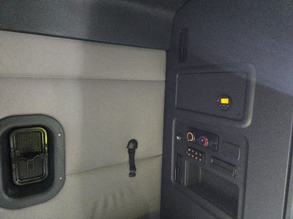 Sleeper Tractor-Heavy Duty Tractors-Freightliner-2020-T12664ST-Villa Rica-GA-580,182\n\t\tmiles-$ 50,750 - Image 19