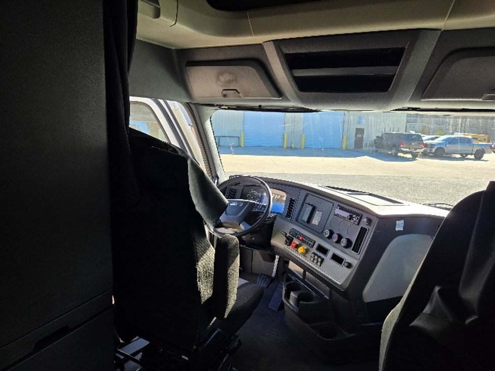 Sleeper Tractor-Heavy Duty Tractors-Freightliner-2020-T12664ST-Villa Rica-GA-580,182\n\t\tmiles-$ 50,750 - Image 25