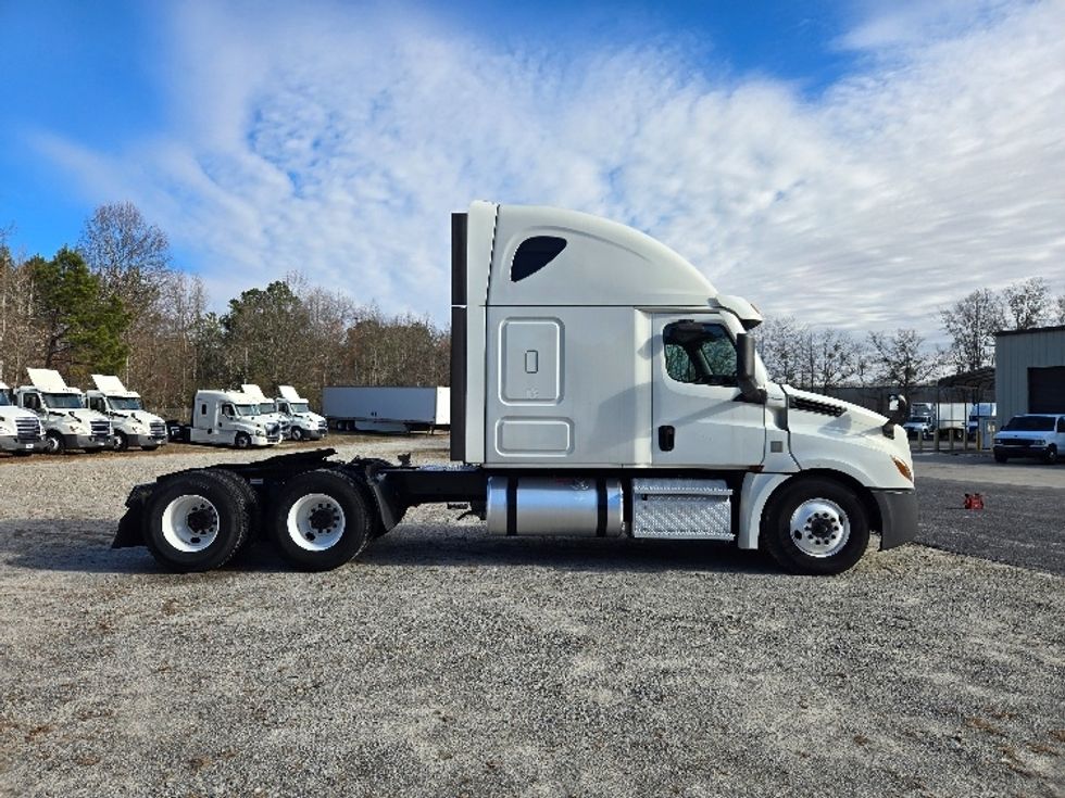 Sleeper Tractor-Heavy Duty Tractors-Freightliner-2020-T12664ST-Villa Rica-GA-580,182\n\t\tmiles-$ 50,750 - Image 8