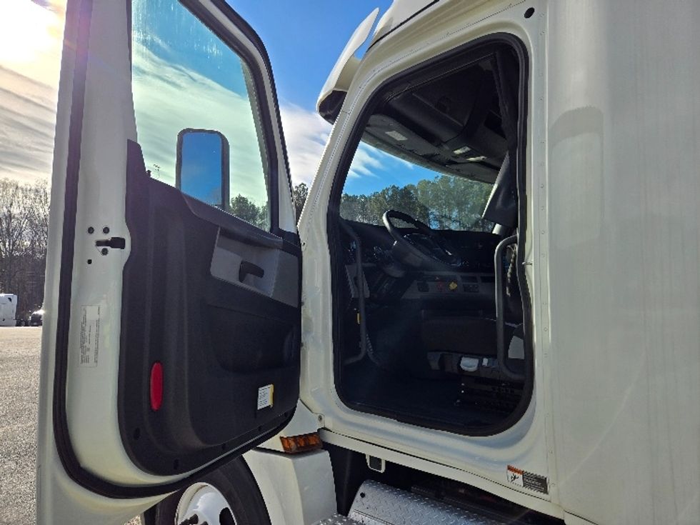 Sleeper Tractor-Heavy Duty Tractors-Freightliner-2020-T12664ST-Villa Rica-GA-580,182\n\t\tmiles-$ 50,750 - Image 9