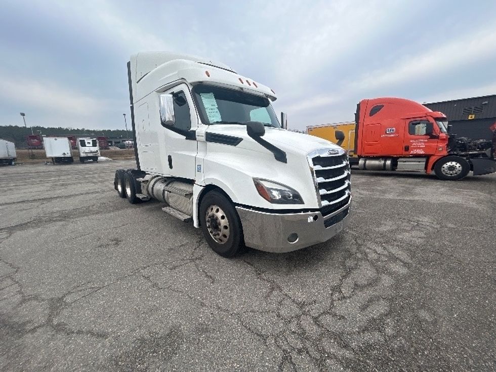 Sleeper Tractor-Heavy Duty Tractors-Freightliner-2020-T12664ST-Virginia Beach-VA-402,654\n\t\tmiles-$ 70,750 - Image 1