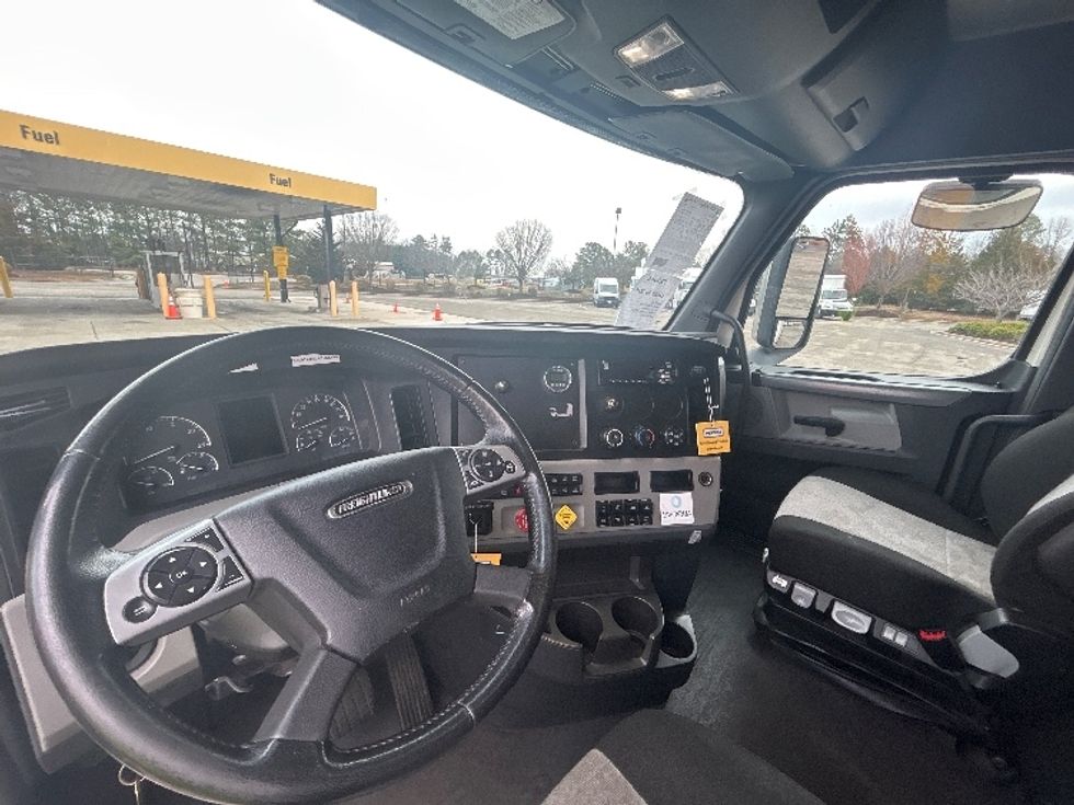 Sleeper Tractor-Heavy Duty Tractors-Freightliner-2020-T12664ST-Virginia Beach-VA-402,654\n\t\tmiles-$ 70,750 - Image 10