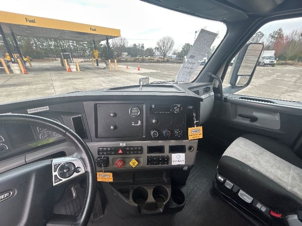 Sleeper Tractor-Heavy Duty Tractors-Freightliner-2020-T12664ST-Virginia Beach-VA-402,654\n\t\tmiles-$ 70,750 - Image 11