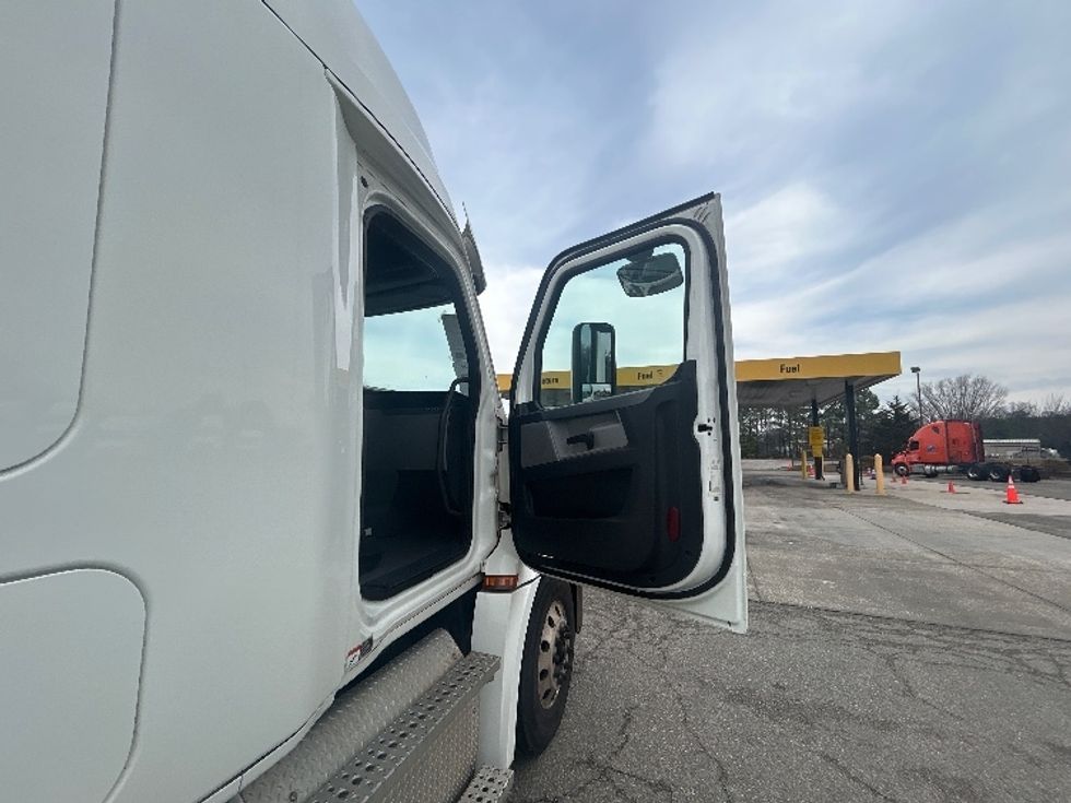 Sleeper Tractor-Heavy Duty Tractors-Freightliner-2020-T12664ST-Virginia Beach-VA-402,654\n\t\tmiles-$ 70,750 - Image 12