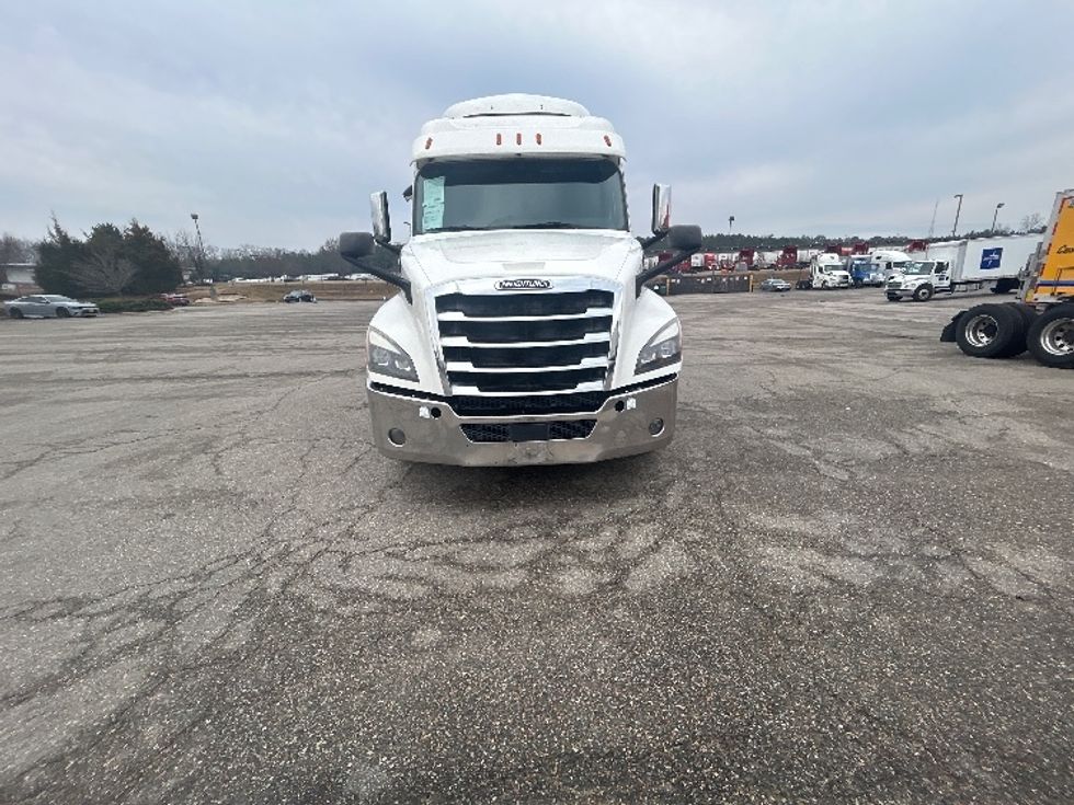 Sleeper Tractor-Heavy Duty Tractors-Freightliner-2020-T12664ST-Virginia Beach-VA-402,654\n\t\tmiles-$ 70,750 - Image 2