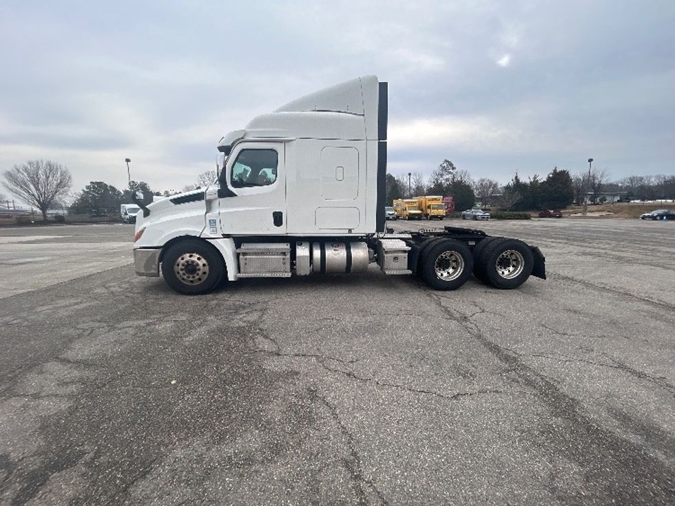 Sleeper Tractor-Heavy Duty Tractors-Freightliner-2020-T12664ST-Virginia Beach-VA-402,654\n\t\tmiles-$ 70,750 - Image 4