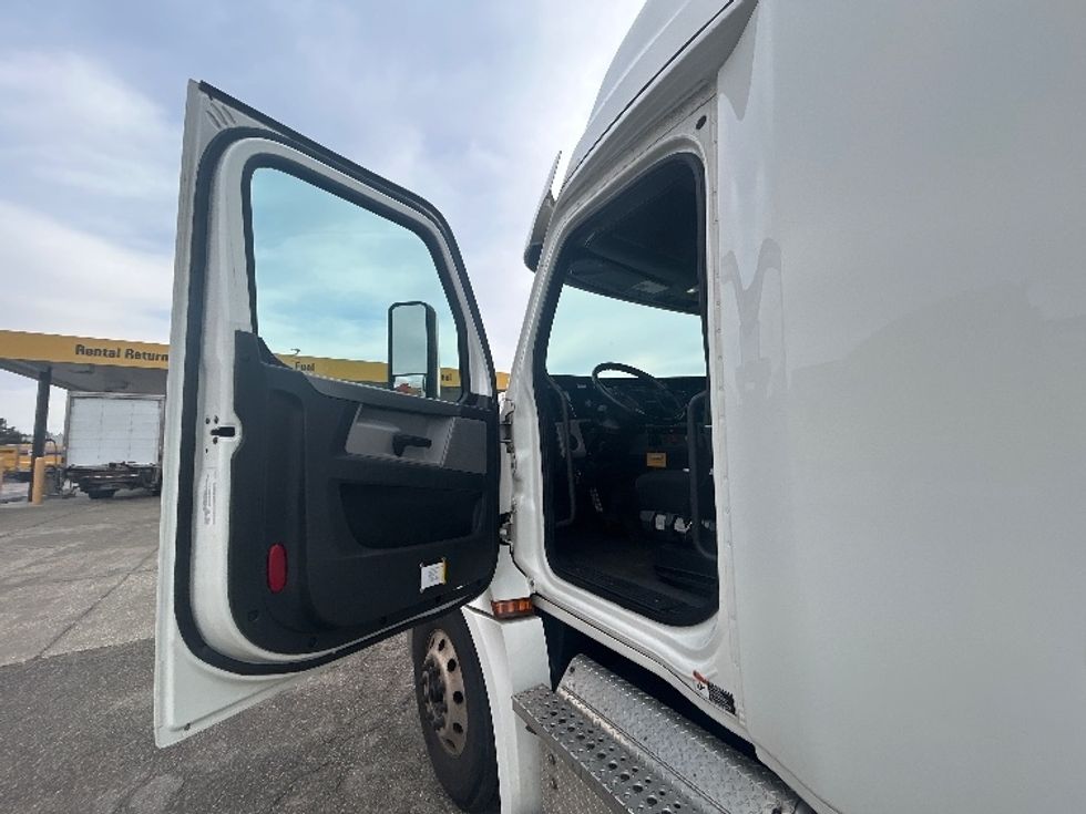Sleeper Tractor-Heavy Duty Tractors-Freightliner-2020-T12664ST-Virginia Beach-VA-402,654\n\t\tmiles-$ 70,750 - Image 8