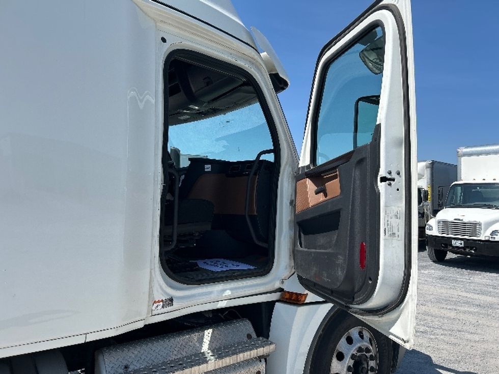 Sleeper Tractor-Heavy Duty Tractors-Freightliner-2020-T12664ST-Watertown-NY-478,593\n\t\tmiles-$ 64,500 - Image 13