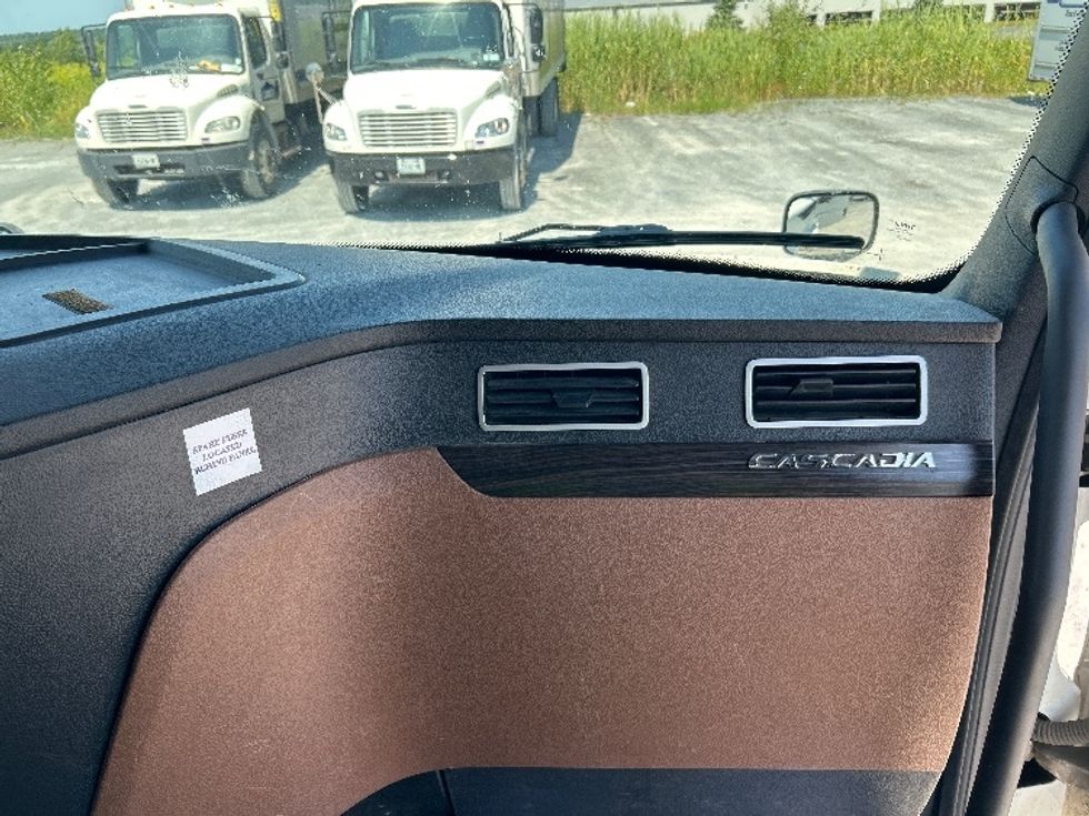 Sleeper Tractor-Heavy Duty Tractors-Freightliner-2020-T12664ST-Watertown-NY-478,593\n\t\tmiles-$ 64,500 - Image 14