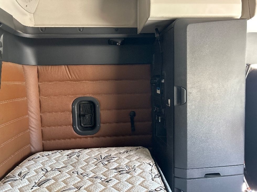 Sleeper Tractor-Heavy Duty Tractors-Freightliner-2020-T12664ST-Watertown-NY-478,593\n\t\tmiles-$ 64,500 - Image 18