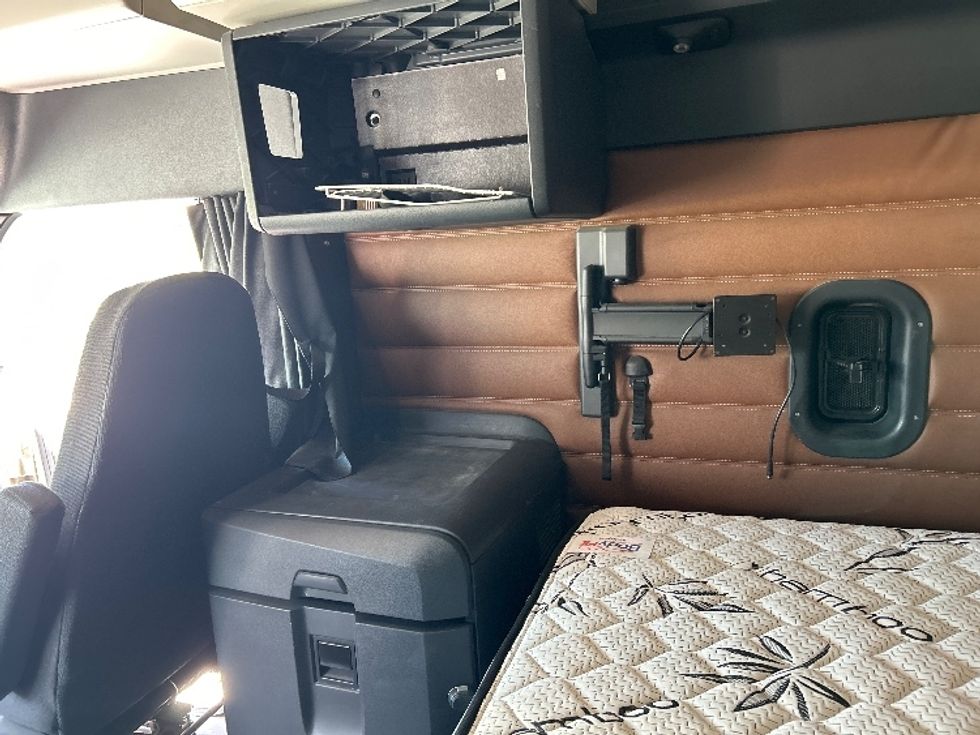 Sleeper Tractor-Heavy Duty Tractors-Freightliner-2020-T12664ST-Watertown-NY-478,593\n\t\tmiles-$ 64,500 - Image 19