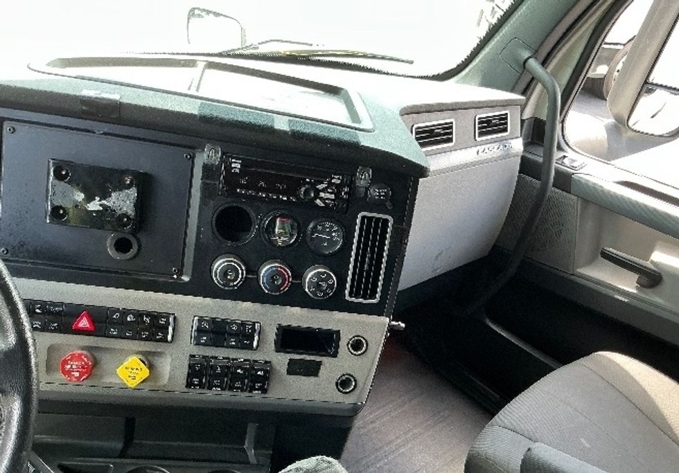 Sleeper Tractor-Heavy Duty Tractors-Freightliner-2020-T12664ST-West Columbia-SC-395,640\n\t\tmiles-$ 71,000 - Image 11