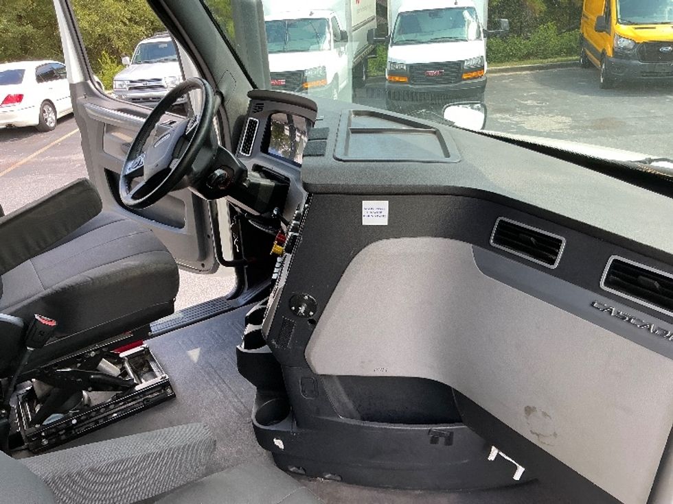 Sleeper Tractor-Heavy Duty Tractors-Freightliner-2020-T12664ST-West Columbia-SC-395,640\n\t\tmiles-$ 71,000 - Image 14