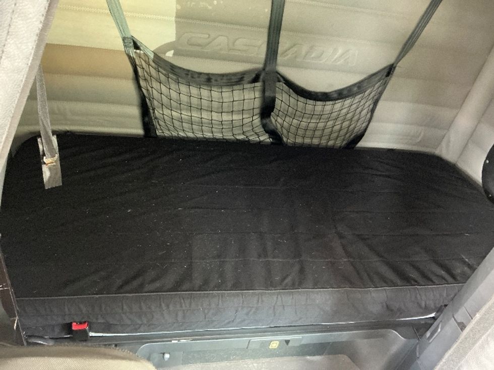 Sleeper Tractor-Heavy Duty Tractors-Freightliner-2020-T12664ST-West Columbia-SC-395,640\n\t\tmiles-$ 71,000 - Image 16