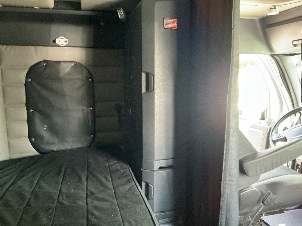 Sleeper Tractor-Heavy Duty Tractors-Freightliner-2020-T12664ST-West Columbia-SC-395,640\n\t\tmiles-$ 71,000 - Image 17