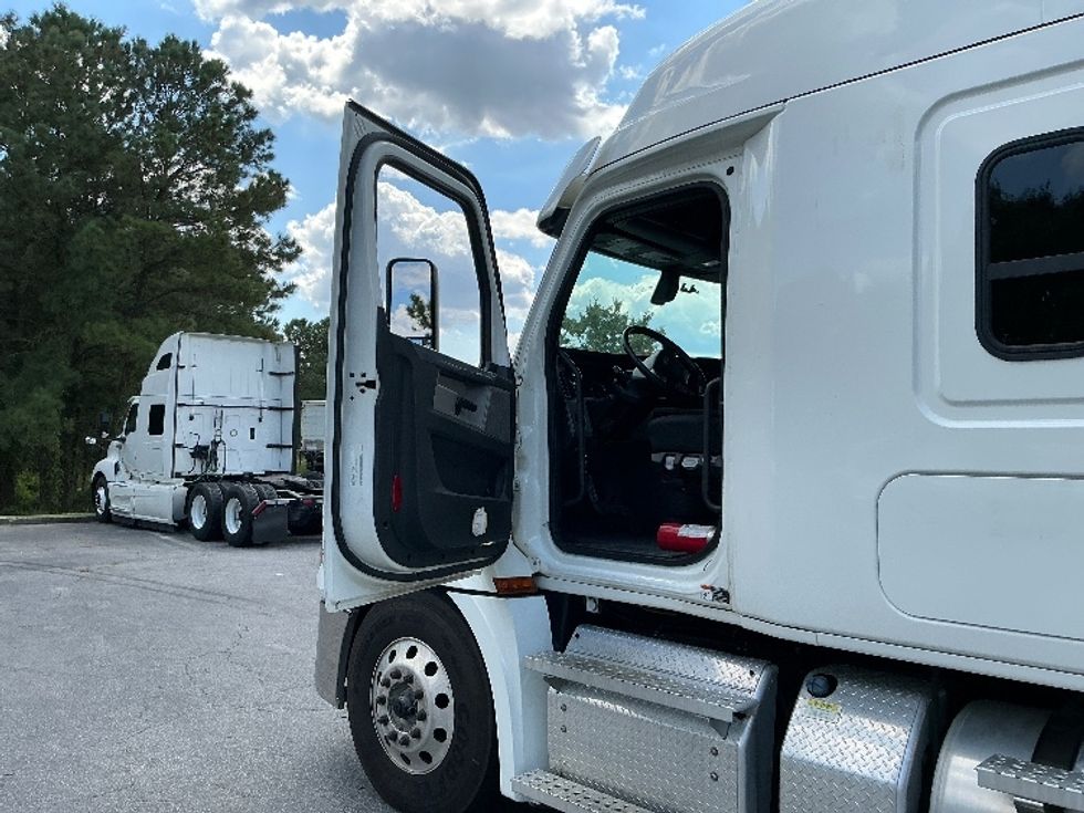 Sleeper Tractor-Heavy Duty Tractors-Freightliner-2020-T12664ST-West Columbia-SC-395,640\n\t\tmiles-$ 71,000 - Image 9