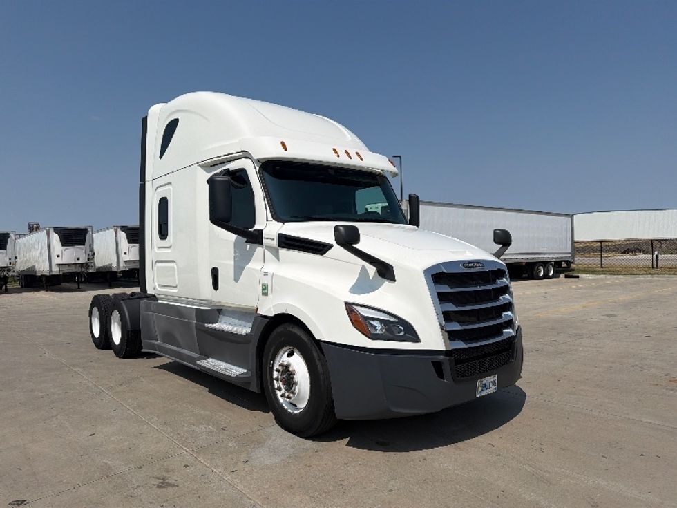 Sleeper Tractor-Heavy Duty Tractors-Freightliner-2020-T12664ST-West Fargo-ND-290,217\n\t\tmiles-$ 73,500 - Image 1