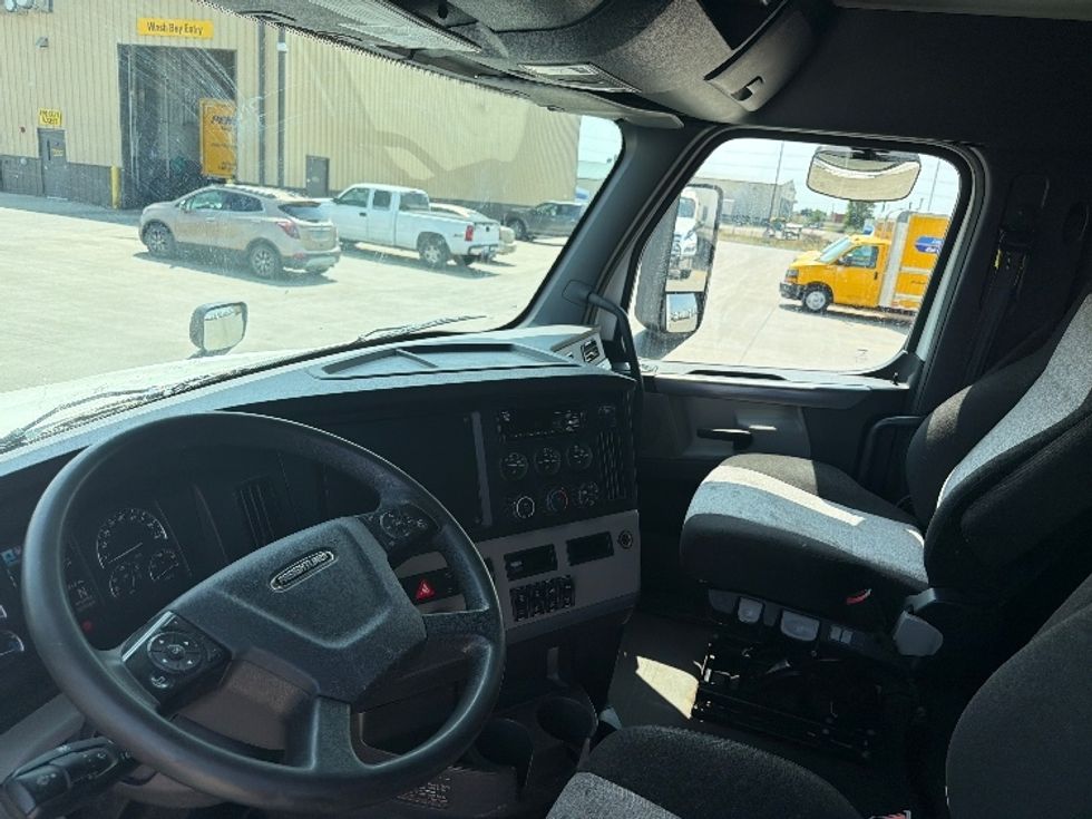 Sleeper Tractor-Heavy Duty Tractors-Freightliner-2020-T12664ST-West Fargo-ND-290,217\n\t\tmiles-$ 73,500 - Image 10