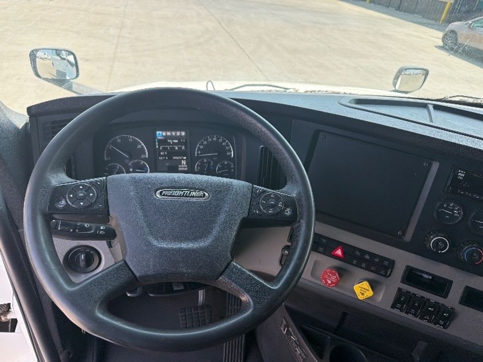Sleeper Tractor-Heavy Duty Tractors-Freightliner-2020-T12664ST-West Fargo-ND-290,217\n\t\tmiles-$ 73,500 - Image 11