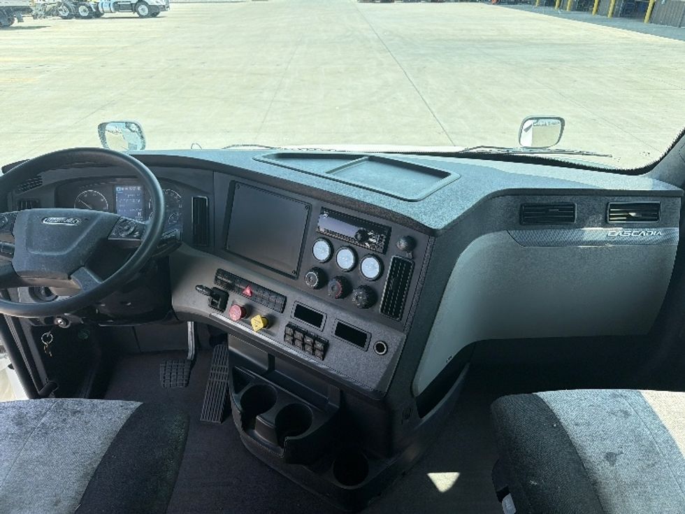 Sleeper Tractor-Heavy Duty Tractors-Freightliner-2020-T12664ST-West Fargo-ND-290,217\n\t\tmiles-$ 73,500 - Image 12