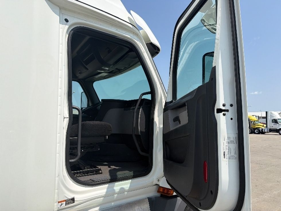 Sleeper Tractor-Heavy Duty Tractors-Freightliner-2020-T12664ST-West Fargo-ND-290,217\n\t\tmiles-$ 73,500 - Image 13