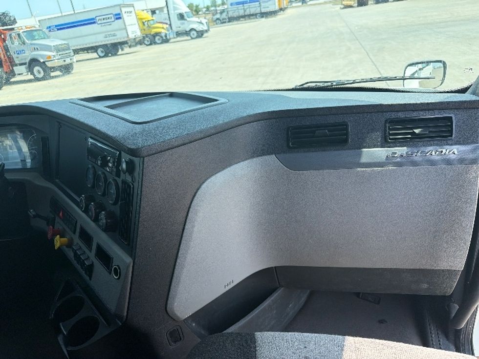 Sleeper Tractor-Heavy Duty Tractors-Freightliner-2020-T12664ST-West Fargo-ND-290,217\n\t\tmiles-$ 73,500 - Image 14