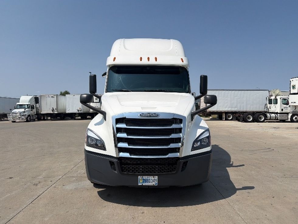 Sleeper Tractor-Heavy Duty Tractors-Freightliner-2020-T12664ST-West Fargo-ND-290,217\n\t\tmiles-$ 73,500 - Image 2