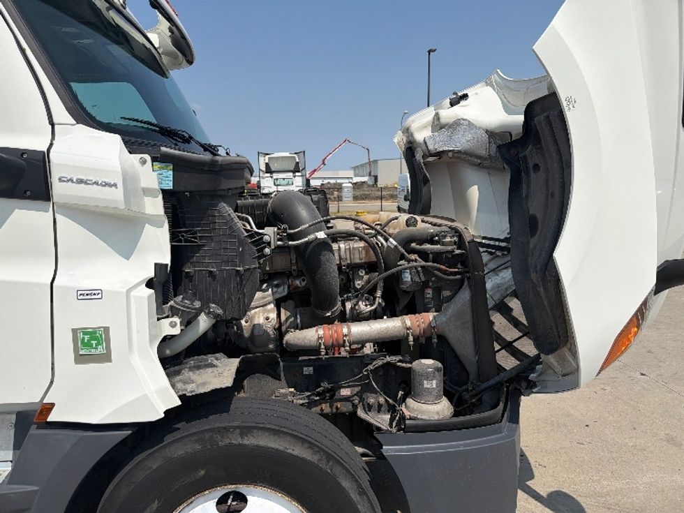 Sleeper Tractor-Heavy Duty Tractors-Freightliner-2020-T12664ST-West Fargo-ND-290,217\n\t\tmiles-$ 73,500 - Image 20