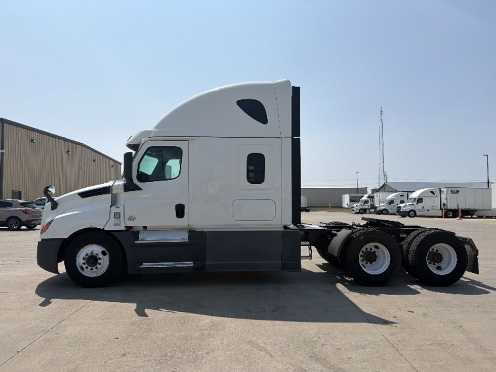 Sleeper Tractor-Heavy Duty Tractors-Freightliner-2020-T12664ST-West Fargo-ND-290,217\n\t\tmiles-$ 73,500 - Image 4
