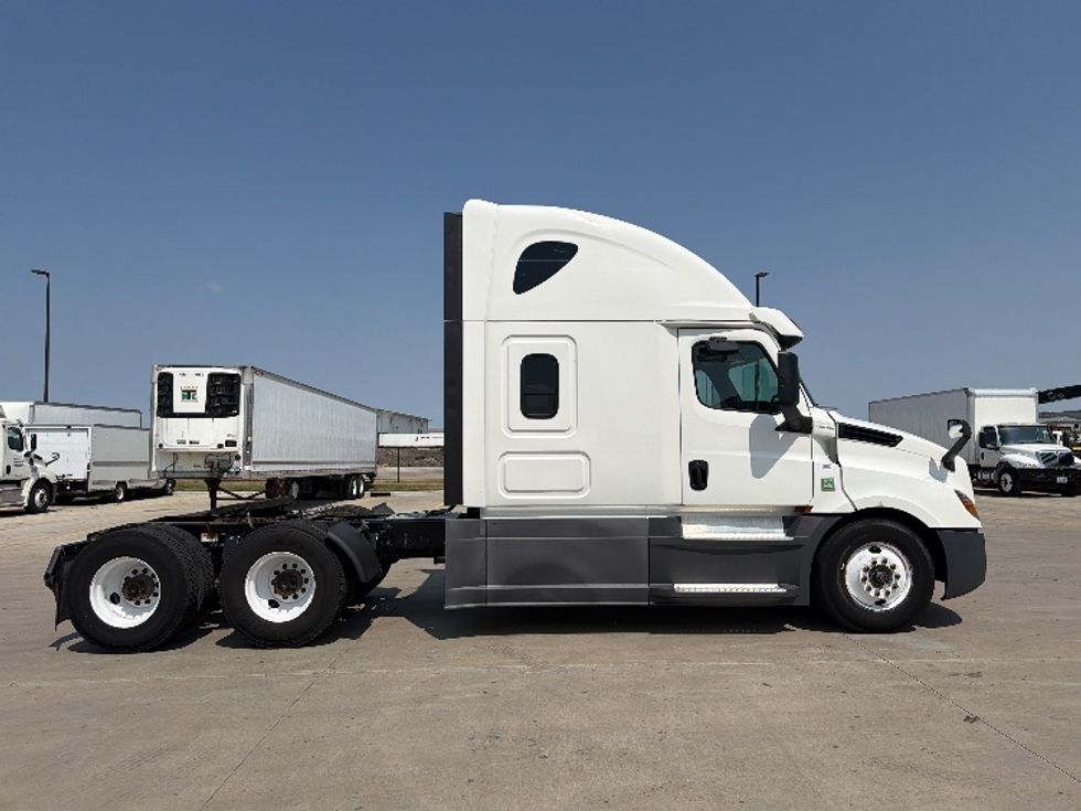 Sleeper Tractor-Heavy Duty Tractors-Freightliner-2020-T12664ST-West Fargo-ND-290,217\n\t\tmiles-$ 73,500 - Image 8