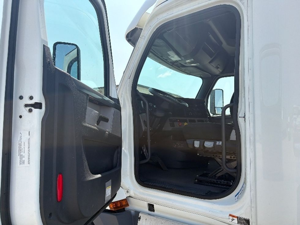 Sleeper Tractor-Heavy Duty Tractors-Freightliner-2020-T12664ST-West Fargo-ND-290,217\n\t\tmiles-$ 73,500 - Image 9