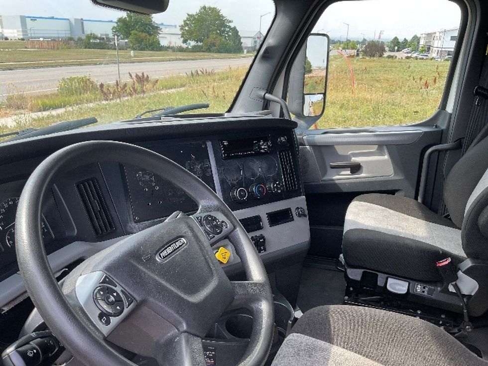 Sleeper Tractor-Heavy Duty Tractors-Freightliner-2020-T12664ST-West Fargo-ND-514,212\n\t\tmiles-$ 59,750 - Image 10