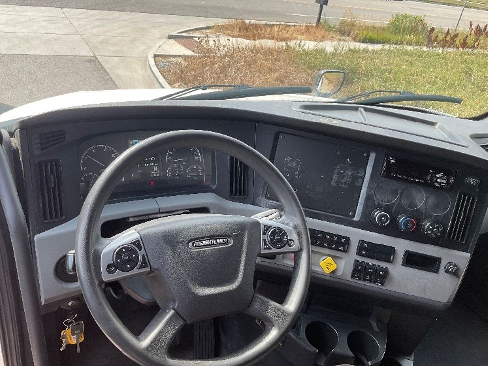 Sleeper Tractor-Heavy Duty Tractors-Freightliner-2020-T12664ST-West Fargo-ND-514,212\n\t\tmiles-$ 59,750 - Image 11