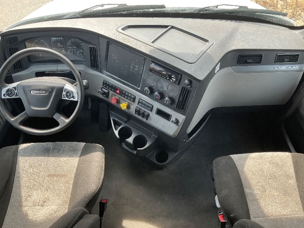 Sleeper Tractor-Heavy Duty Tractors-Freightliner-2020-T12664ST-West Fargo-ND-514,212\n\t\tmiles-$ 59,750 - Image 12