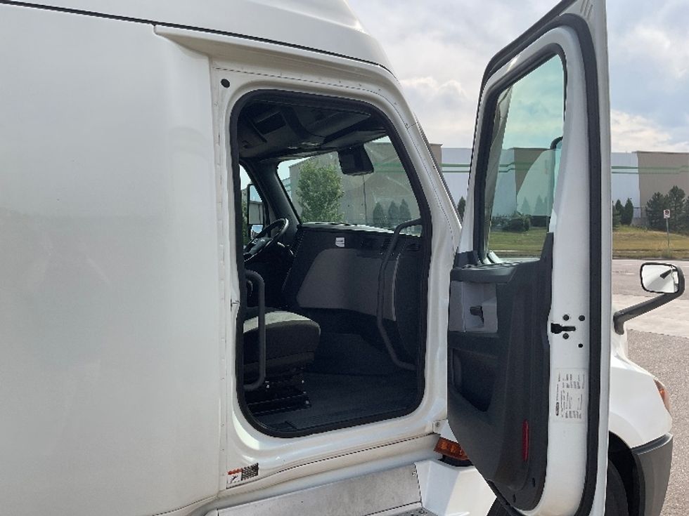 Sleeper Tractor-Heavy Duty Tractors-Freightliner-2020-T12664ST-West Fargo-ND-514,212\n\t\tmiles-$ 59,750 - Image 13