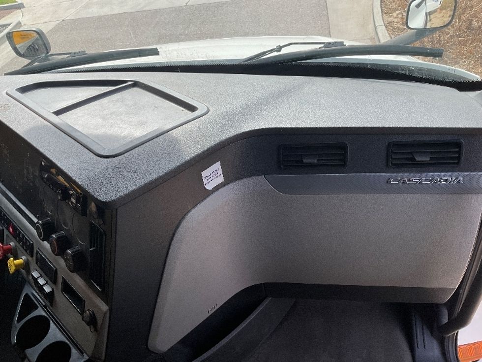 Sleeper Tractor-Heavy Duty Tractors-Freightliner-2020-T12664ST-West Fargo-ND-514,212\n\t\tmiles-$ 59,750 - Image 14