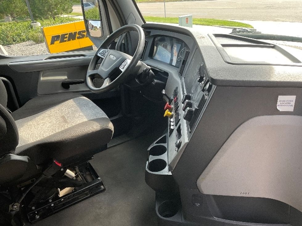 Sleeper Tractor-Heavy Duty Tractors-Freightliner-2020-T12664ST-West Fargo-ND-514,212\n\t\tmiles-$ 59,750 - Image 15