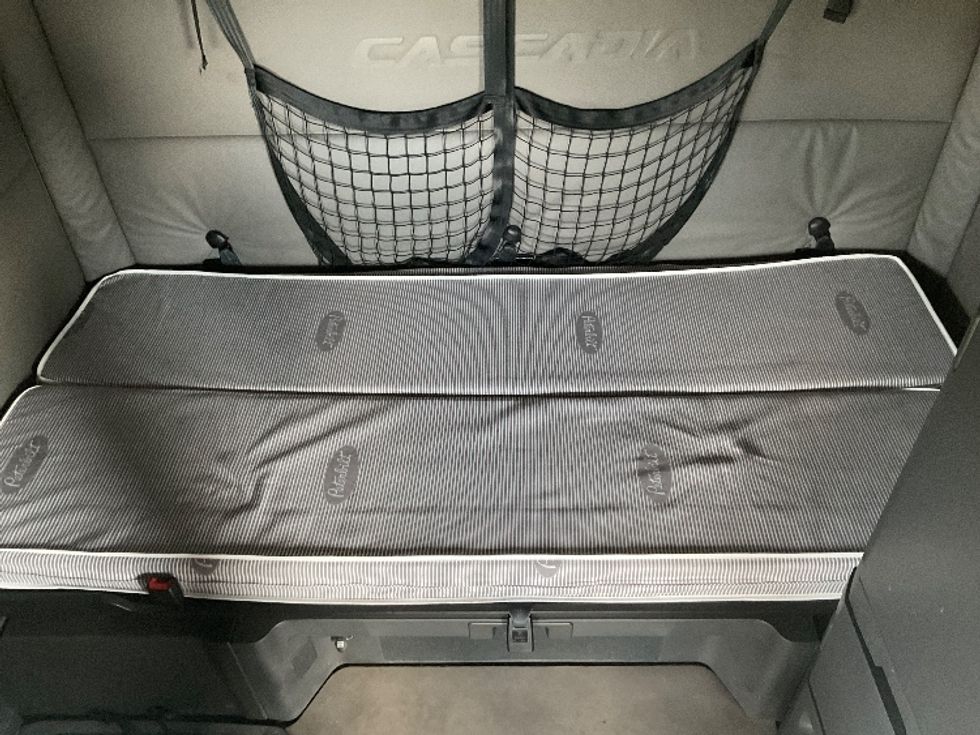 Sleeper Tractor-Heavy Duty Tractors-Freightliner-2020-T12664ST-West Fargo-ND-514,212\n\t\tmiles-$ 59,750 - Image 17