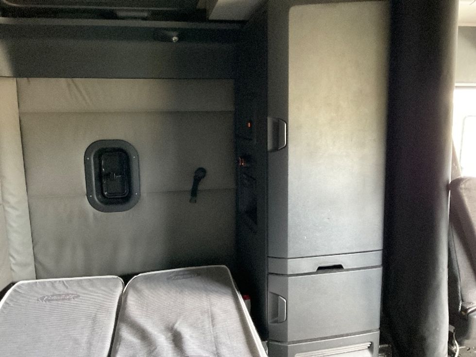 Sleeper Tractor-Heavy Duty Tractors-Freightliner-2020-T12664ST-West Fargo-ND-514,212\n\t\tmiles-$ 59,750 - Image 18