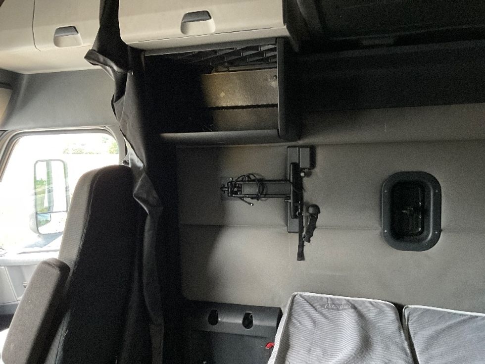 Sleeper Tractor-Heavy Duty Tractors-Freightliner-2020-T12664ST-West Fargo-ND-514,212\n\t\tmiles-$ 59,750 - Image 19