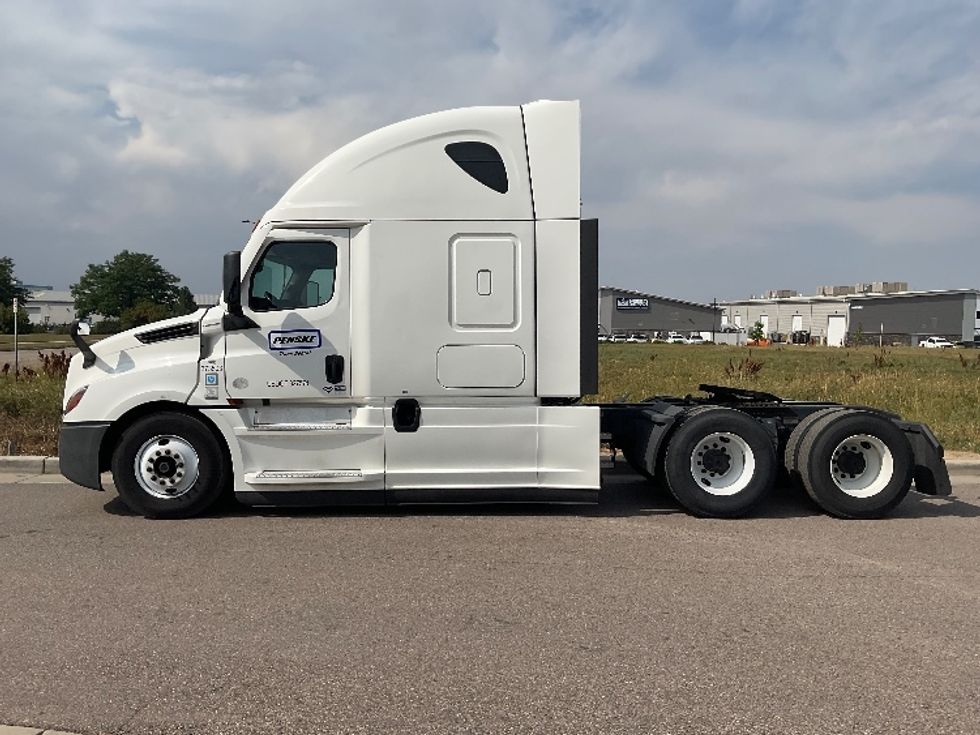 Sleeper Tractor-Heavy Duty Tractors-Freightliner-2020-T12664ST-West Fargo-ND-514,212\n\t\tmiles-$ 59,750 - Image 4