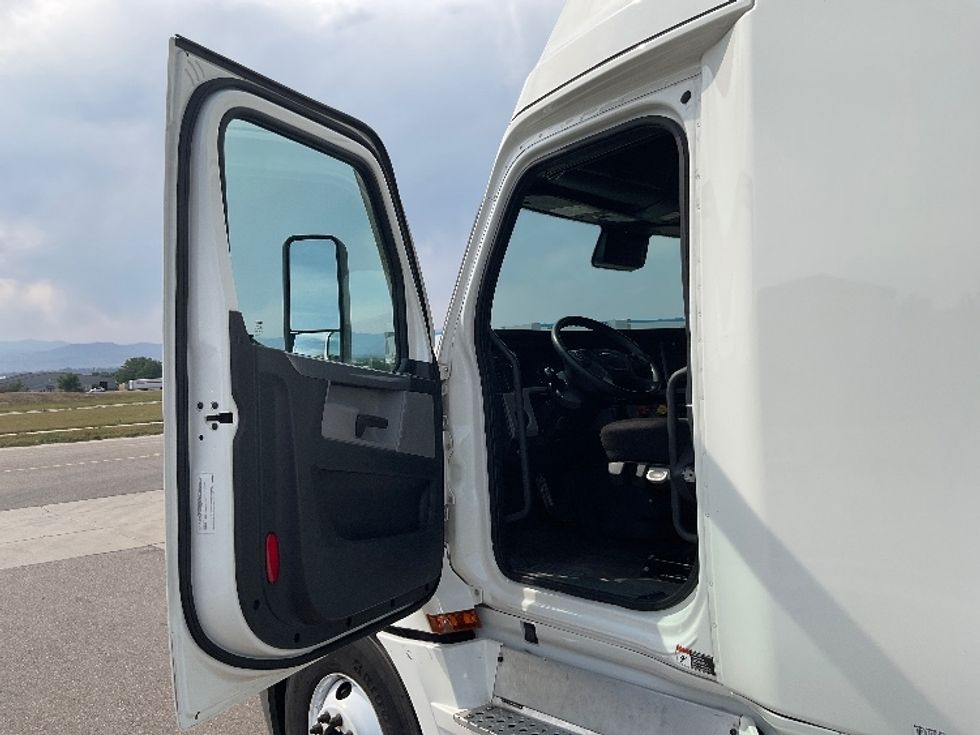 Sleeper Tractor-Heavy Duty Tractors-Freightliner-2020-T12664ST-West Fargo-ND-514,212\n\t\tmiles-$ 59,750 - Image 9