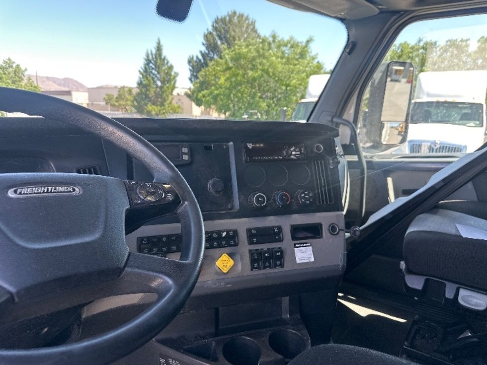 Sleeper Tractor-Heavy Duty Tractors-Freightliner-2020-T12664ST-West Sacramento-CA-605,113\n\t\tmiles-$ 62,500 - Image 12