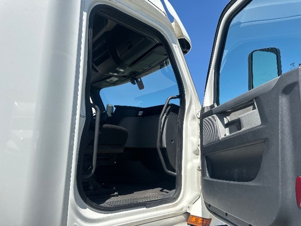 Sleeper Tractor-Heavy Duty Tractors-Freightliner-2020-T12664ST-West Sacramento-CA-605,113\n\t\tmiles-$ 62,500 - Image 13