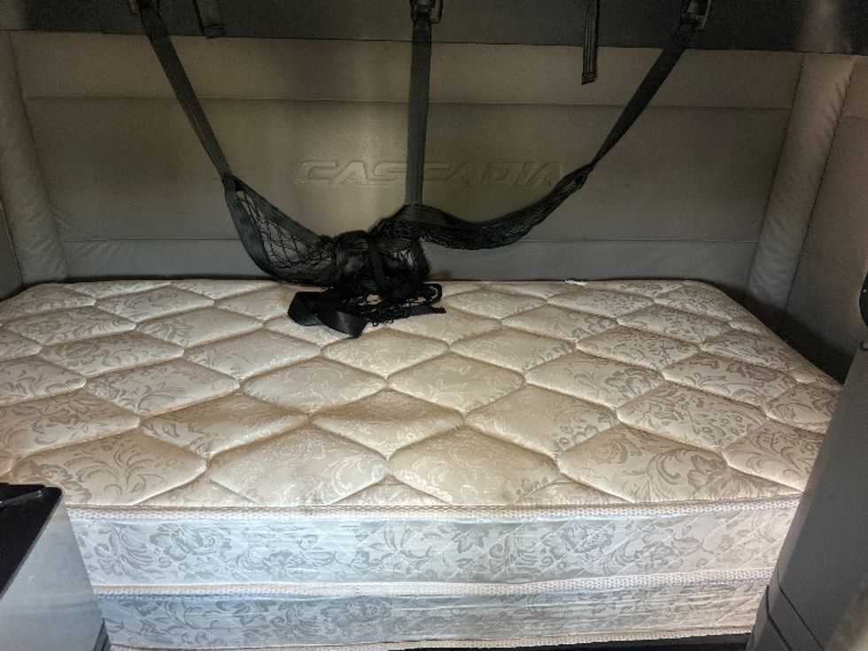 Sleeper Tractor-Heavy Duty Tractors-Freightliner-2020-T12664ST-West Sacramento-CA-605,113\n\t\tmiles-$ 62,500 - Image 16