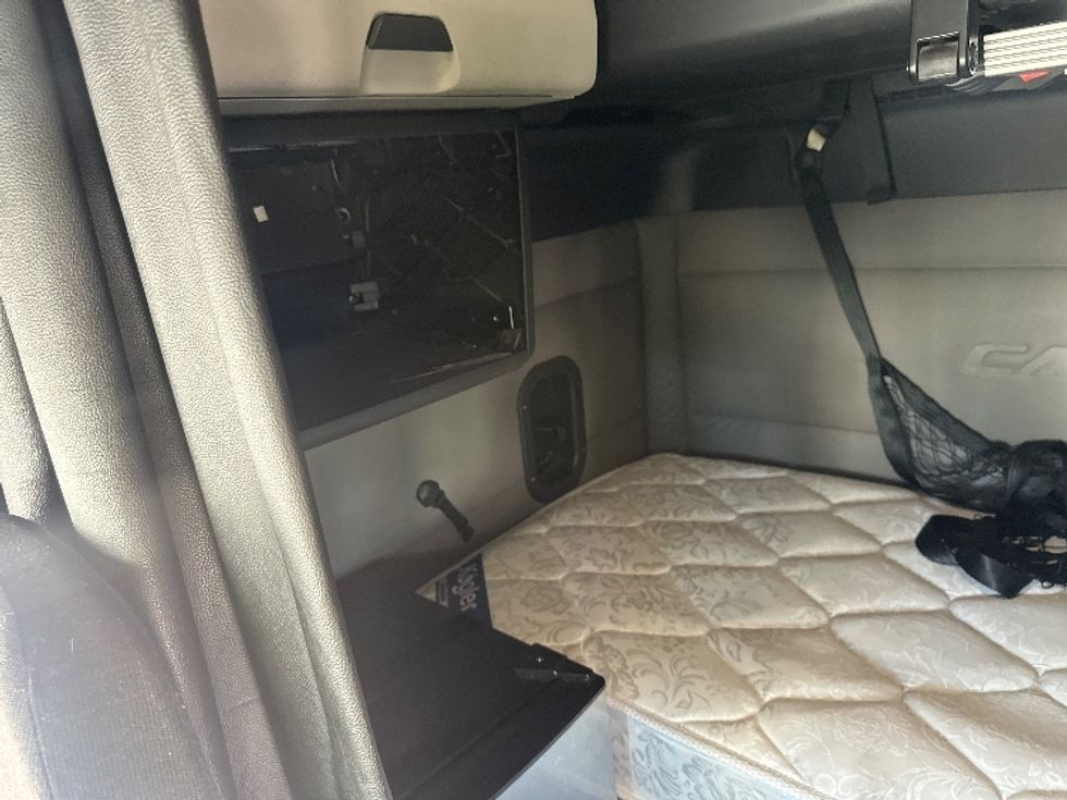 Sleeper Tractor-Heavy Duty Tractors-Freightliner-2020-T12664ST-West Sacramento-CA-605,113\n\t\tmiles-$ 62,500 - Image 18