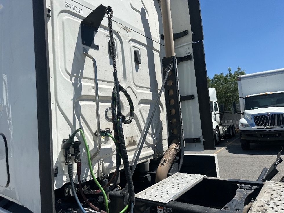 Sleeper Tractor-Heavy Duty Tractors-Freightliner-2020-T12664ST-West Sacramento-CA-605,113\n\t\tmiles-$ 62,500 - Image 22
